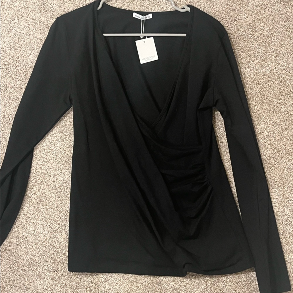 Black v-neck wrap top 🖤